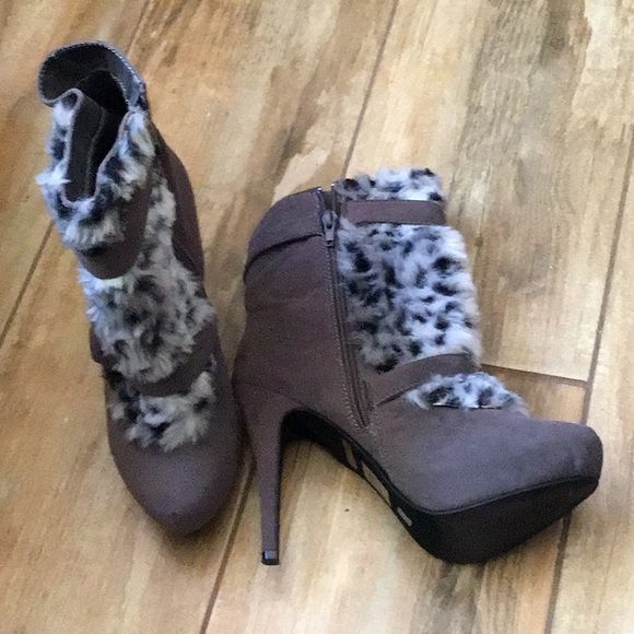 Faux suede and faux fur 4.5” boot. - Picture 2 of 3